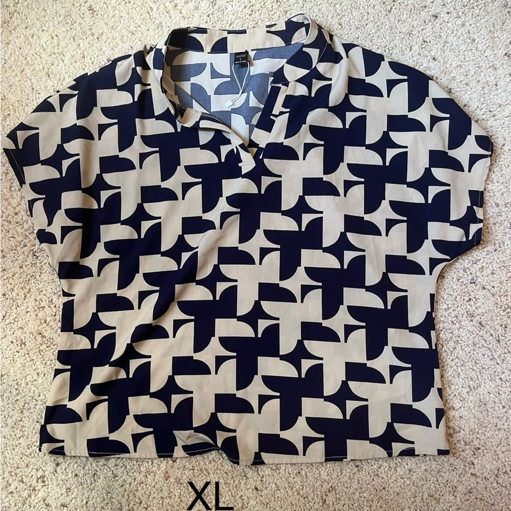 Geometric Patterned Short Sleeve Top